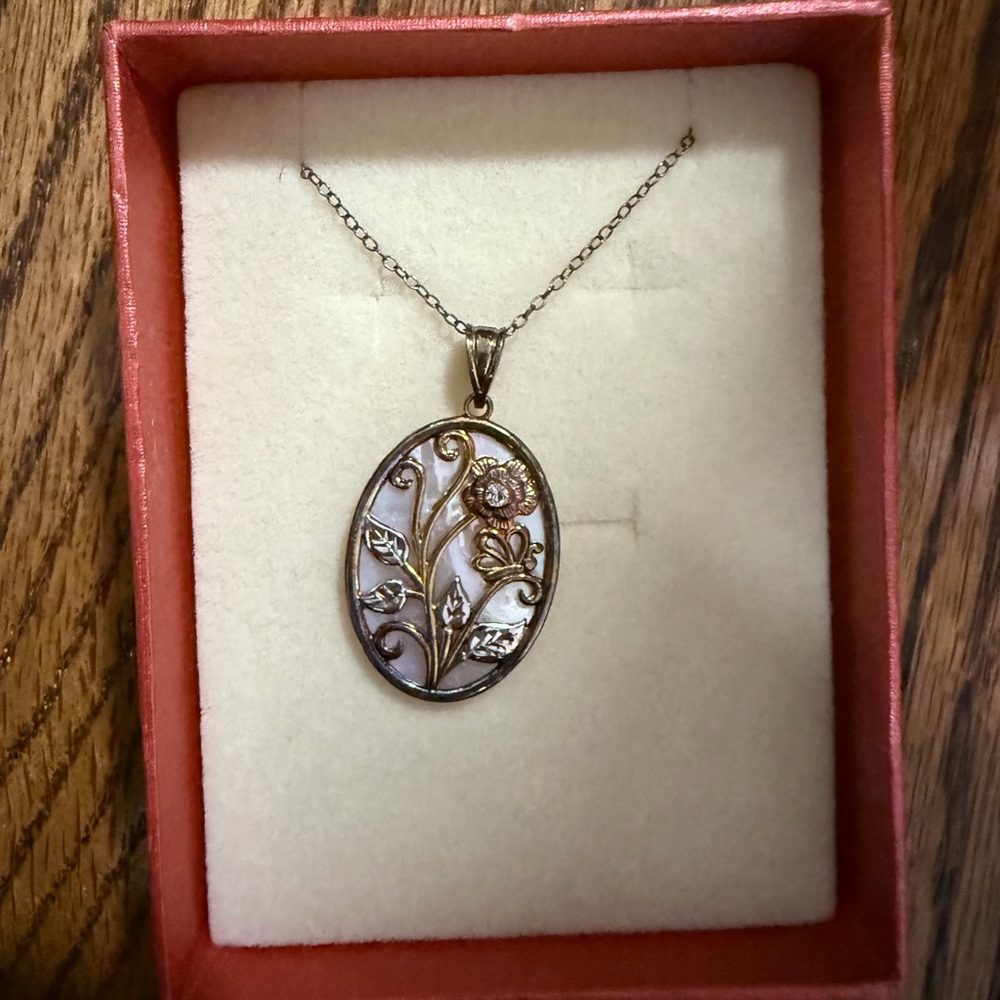 Elegant Gold and Silver Pendant Necklace